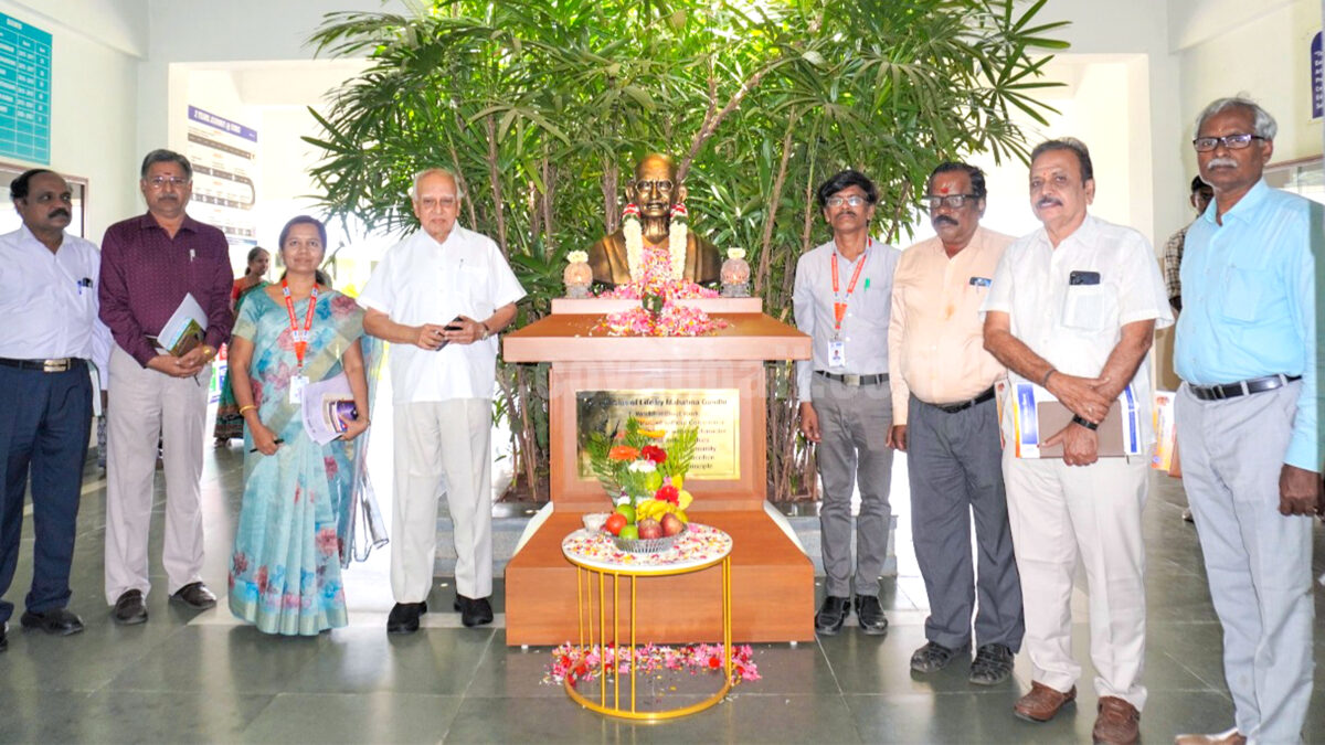 சக்தி கல்லூரியில் காந்தி சிலை திறப்பு