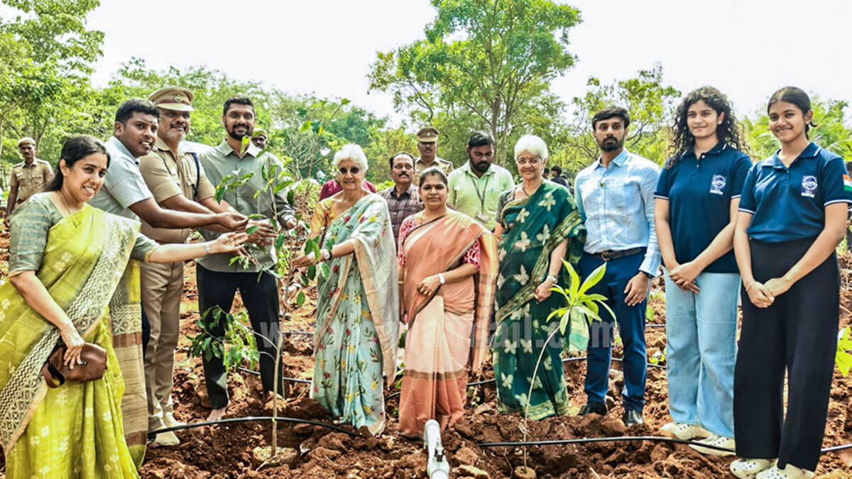Siruthuli plants 1000 saplings with 300 college students at Kovaipudur