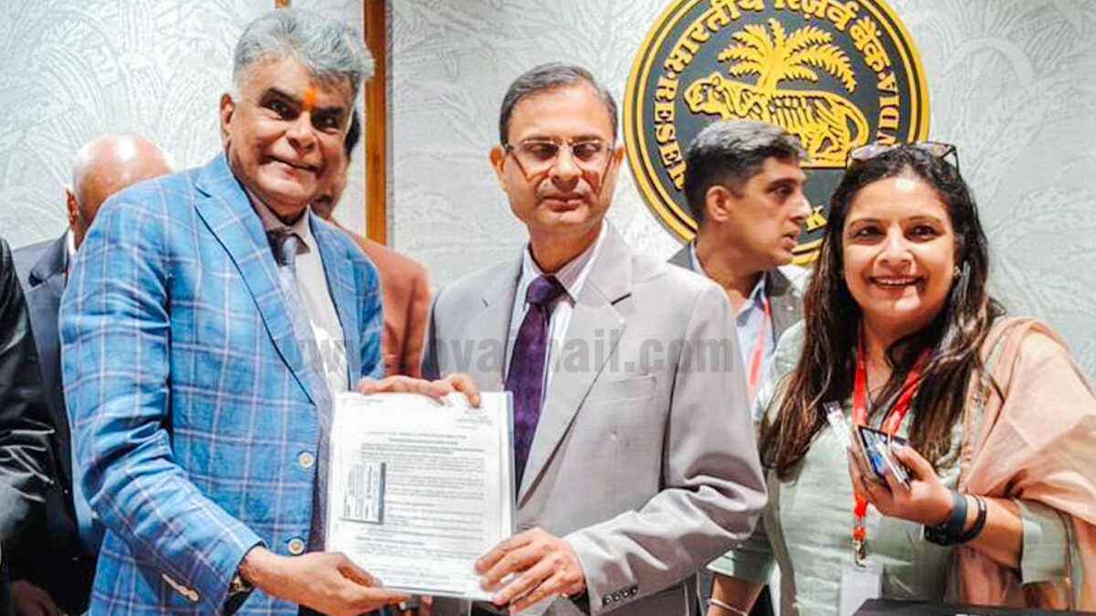 AEPC Chairman Sakthivel discusses key issues concerning apparel exporters with the RBI Governor