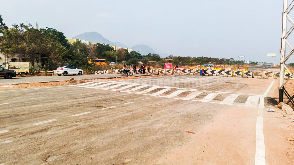 விபத்து நடைபெற்ற மேற்கு பை-பாஸ் பகுதியில் வாகனங்கள் செல்ல முடியாத படி தடுப்பு நடவடிக்கை