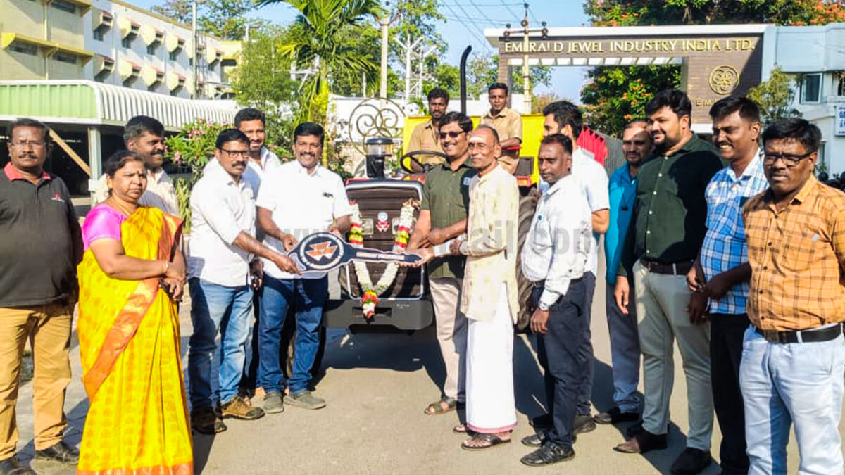 எமரால்டு ஜூவல் சார்பில் குருடம்பாளையம் ஊராட்சிக்கு டிராக்டர் உதவி