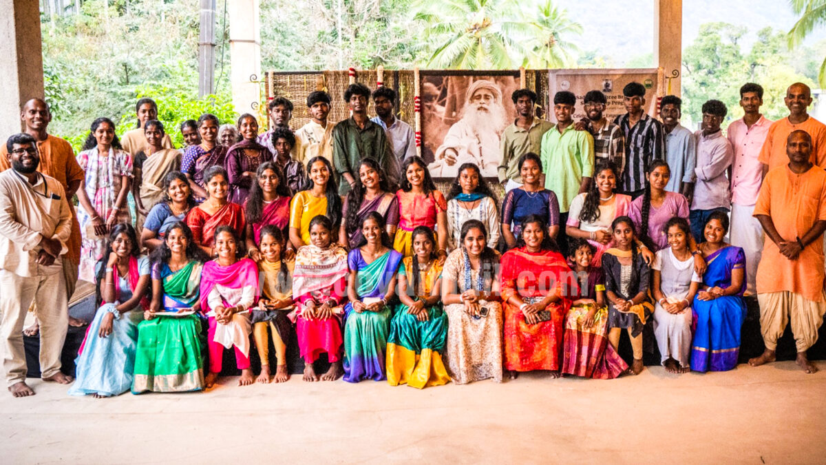 பழங்குடியின மாணவர்களுக்கு கல்வி உதவித்தொகை வழங்கிய ஈஷா