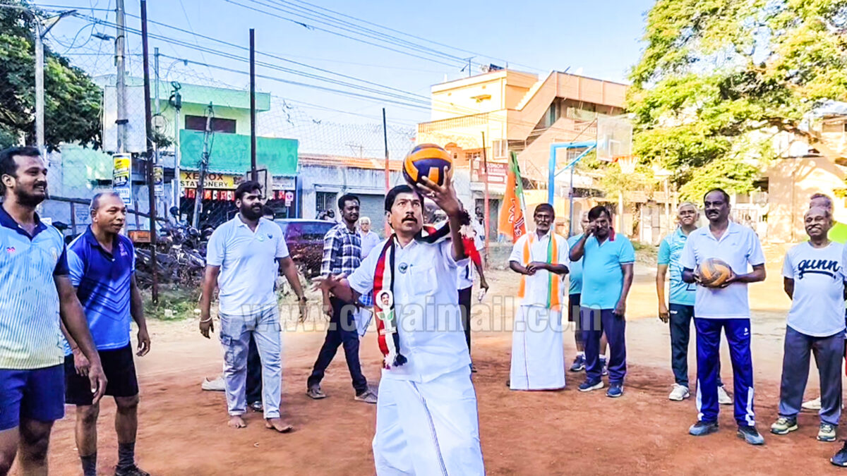 வாலிபால் விளையாடி வாக்கு சேகரித்த கே.ஆர்.ஜெயராம்!