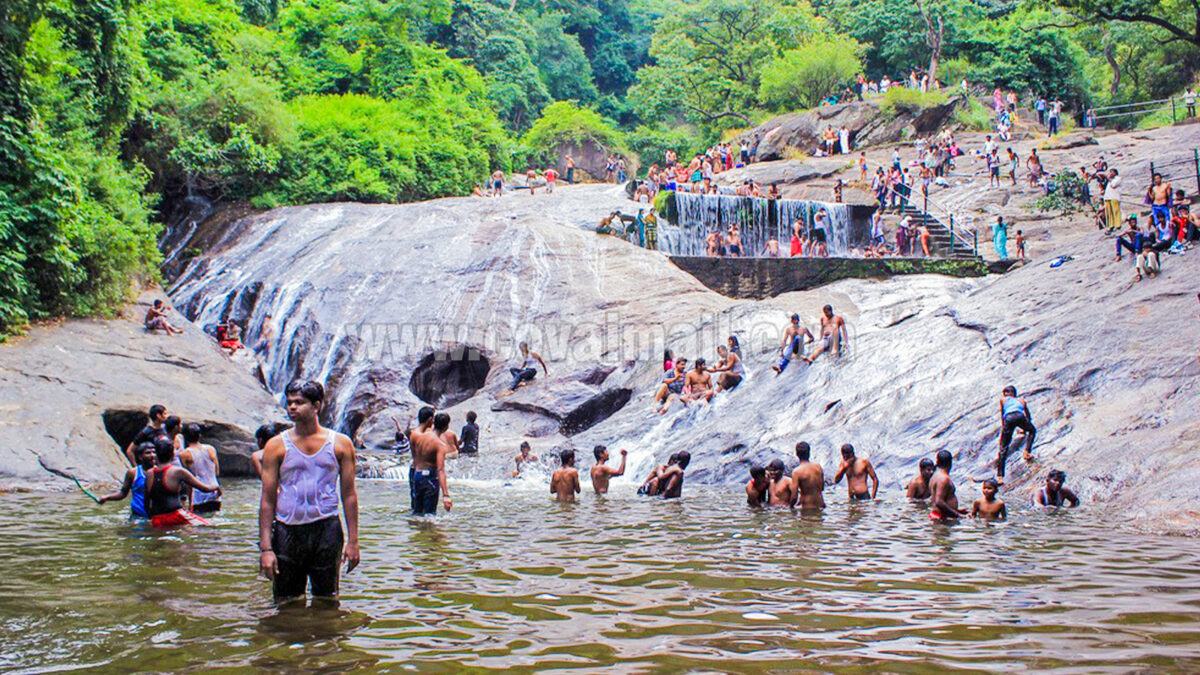 கொளுத்தும் கோடை வெயில்: கோவை குற்றாலத்தில் குவிந்த சுற்றுலா பயணிகள்