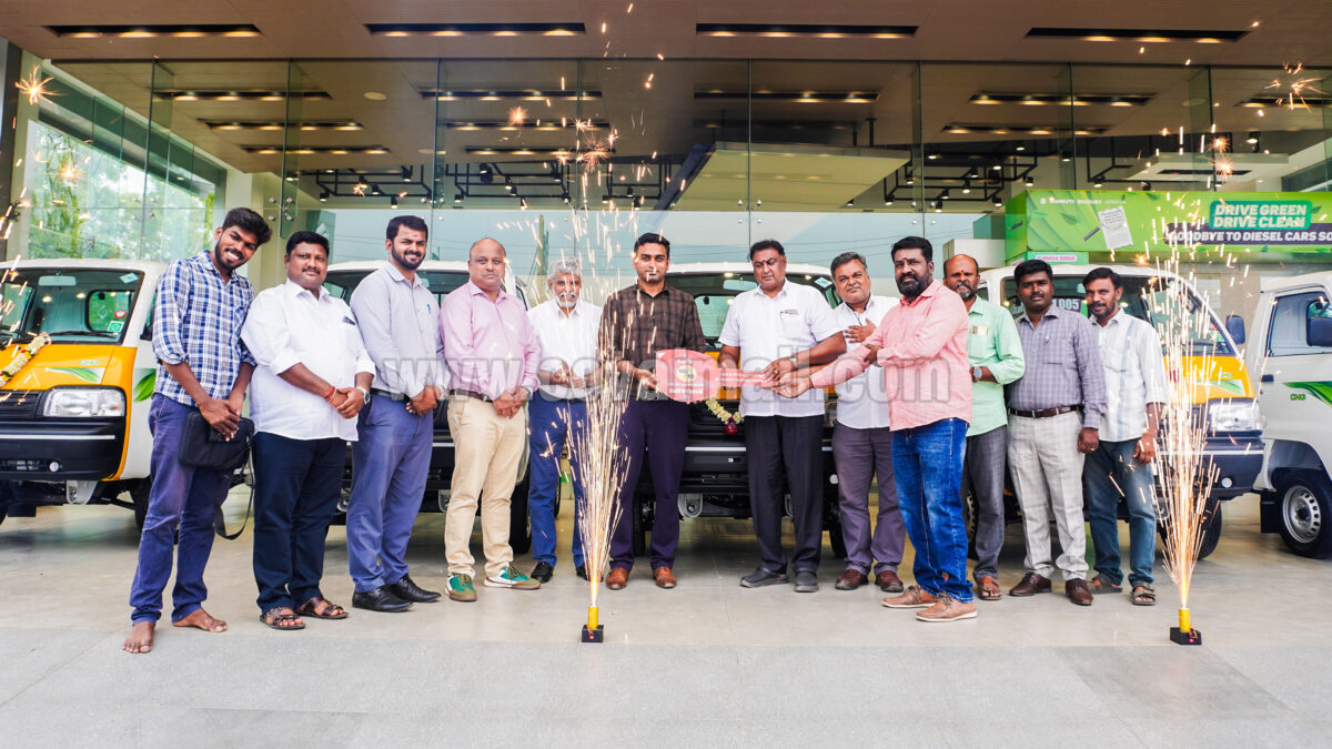 Aadhi Maruti delivers 7 Super Carry SCNG Vehicles to Senthur Group of Companies