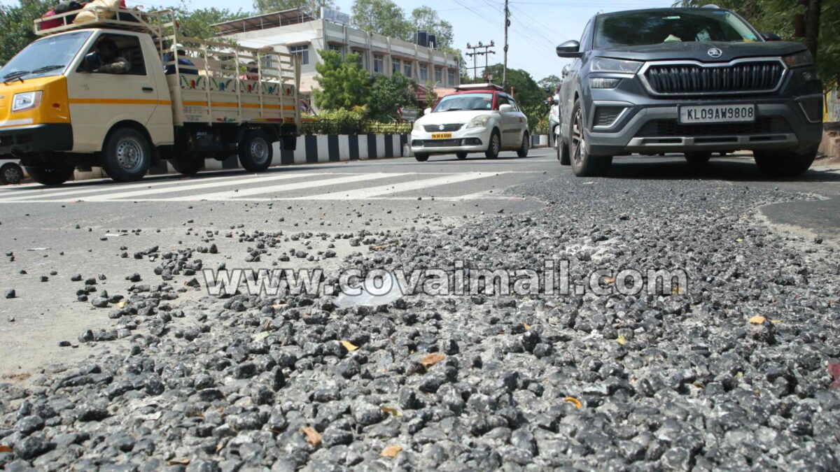 சிதறிய ஜல்லி கற்களால் சிரமப்படும் வாகனஓட்டிகள்