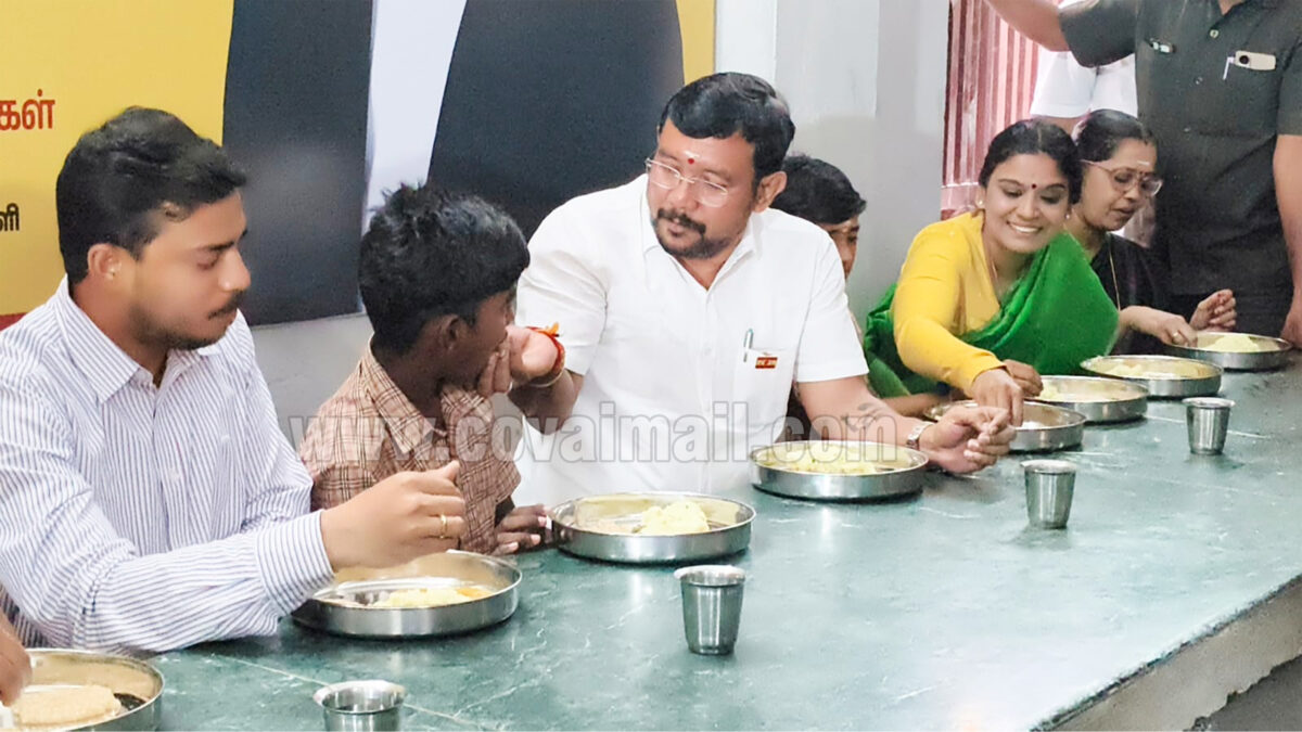 கோவையில் காமராஜர் காலை உணவு திட்ட விரிவாக்கம்:  மாணவனுக்கு ஊட்டி விட்ட அமைச்சர் சம்பத்குமார்!