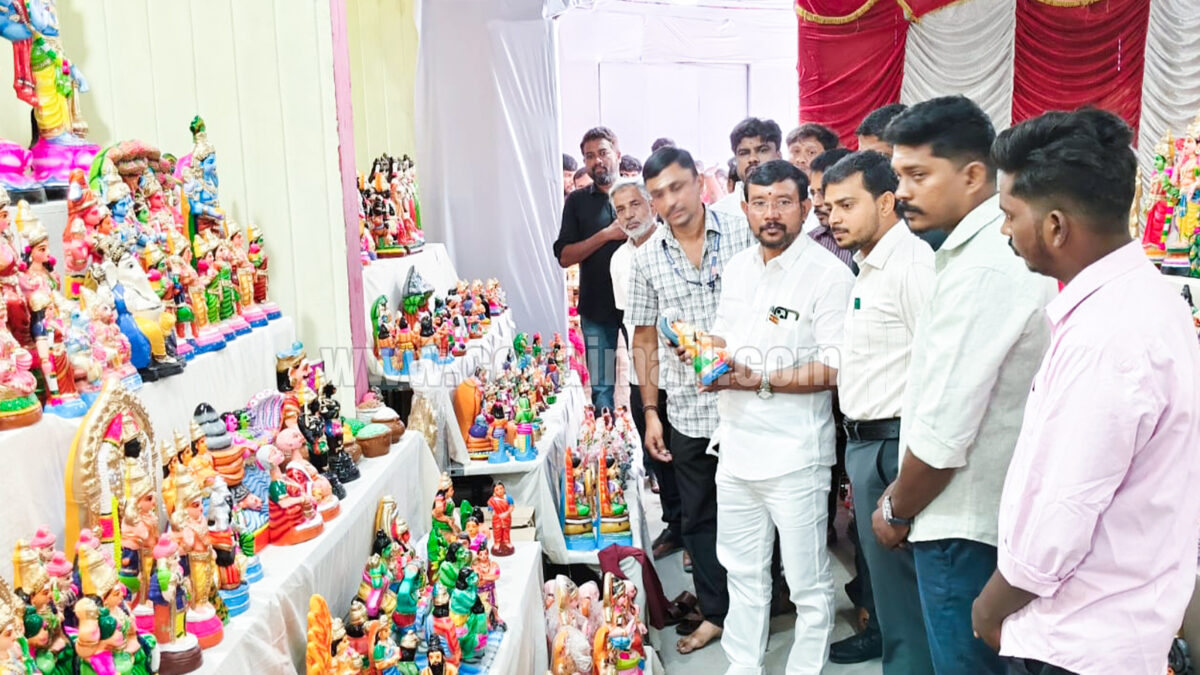 கோவை பூம்புகாரில் கொலு பொம்மை கண்காட்சி…  அமைச்சர் சம்பத் குமார் தொடங்கி வைத்தார்