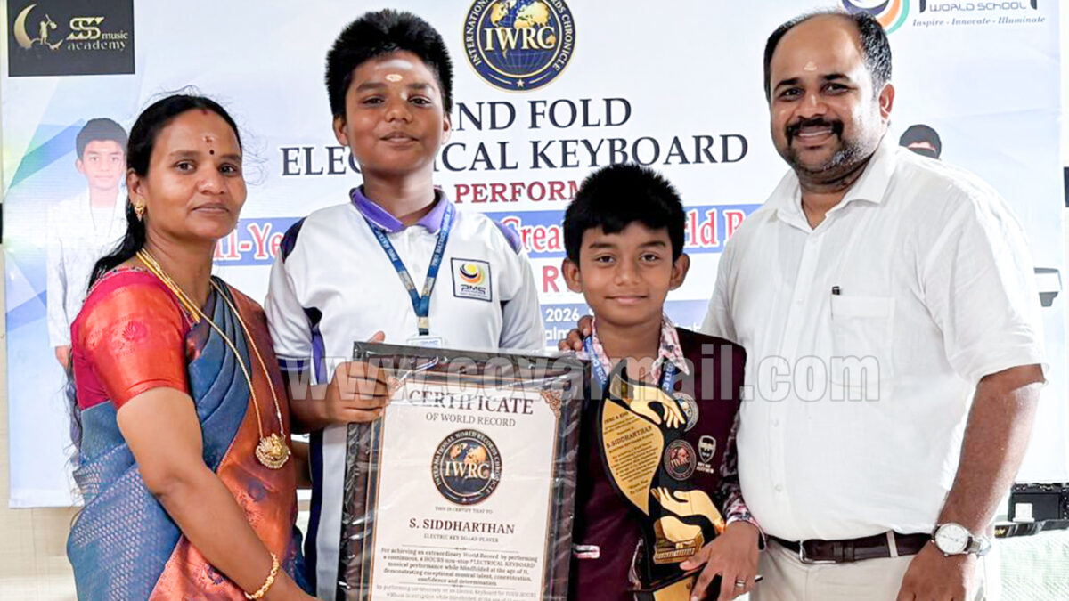 கண்களைக் கட்டி கீபோர்டு வாசித்த சிறுவன்