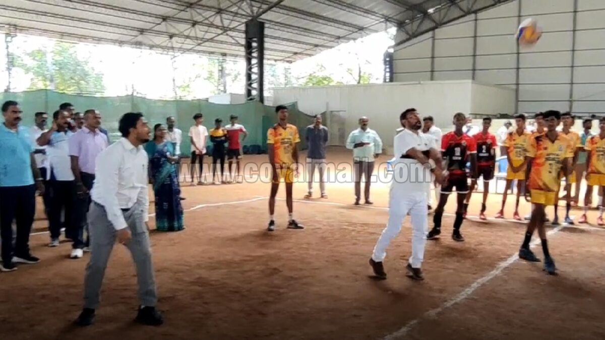 கோவையில் முதலமைச்சர் கோப்பை விளையாட்டு போட்டி; மாணவர்களுடன் வாலிபால் விளையாடிய அமைச்சர்