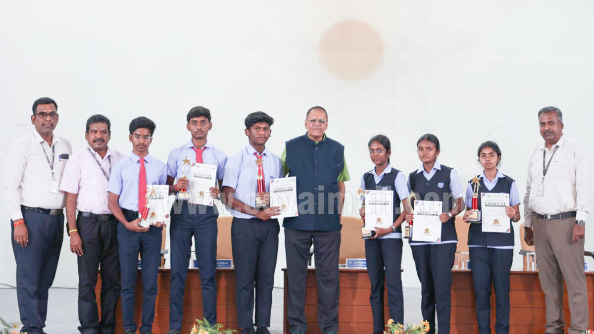 மகாலிங்கம் கல்லூரியில்  10ம் வகுப்பு பொதுத் தேர்வில் சாதித்த மாணவர்களுக்கு விருது