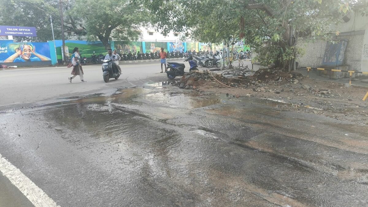 கோவை நீதிமன்றம் அருகே சாலையில் வீணாகும் குடிநீர்
